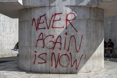 ‘Auschwitz is dood’: over morele ijkpunten in een verdeelde wereld