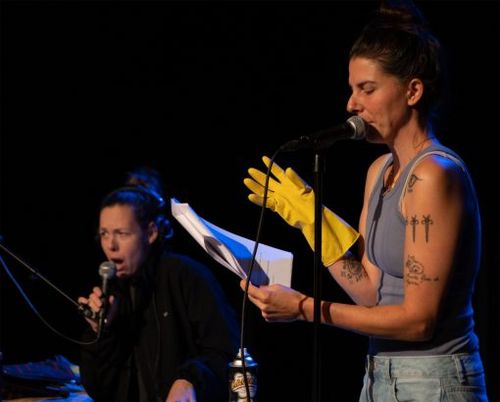 De Krakeling & Munganga presenteren: Niemand weet dat het niet zo is door Reuring Theater