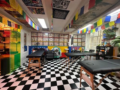 Warmoes Biënnale: tattooshop x verlangen