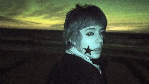 🎬 Pandora’s Jug: Dansează regină / Dance, Queen (2024) + Marfa și banii / Stuff and Dough (2001)