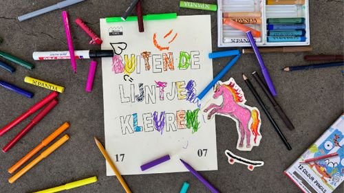BUITEN DE LIJNTJES KLEUREN