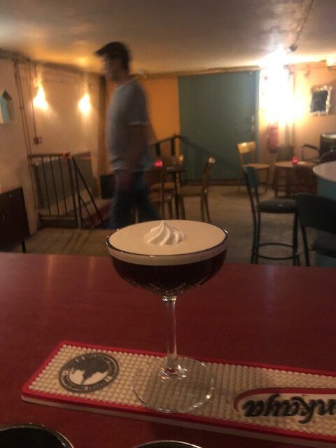 Cocktails proeven en plaatjes draaien