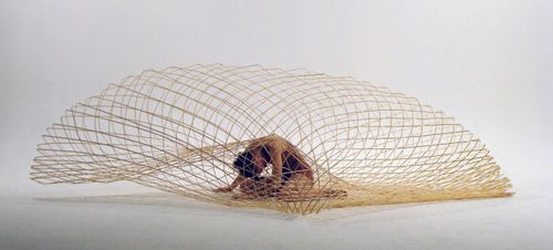 Performance 'Bamboo Oloid' van Maria Blaisse