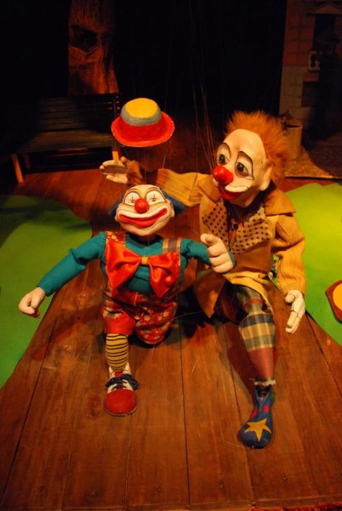 La Plaza by Moviendo hilos Company Puppet theatre (Chile)