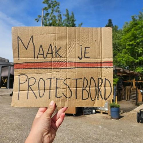 Make a Protest sign: for the ”Rode lijn” Demo