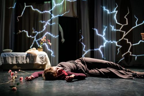 Achter Gesloten Deuren