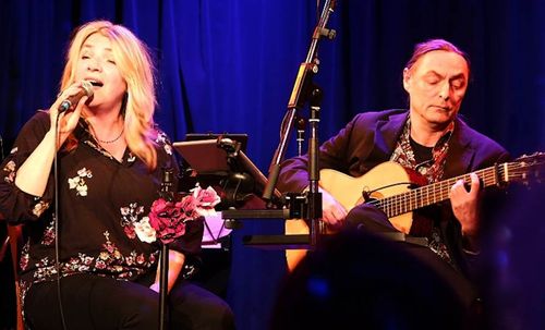 Estér y Alain brengt Spaanstalige muziek over liefde, verlangen en levensvreugde