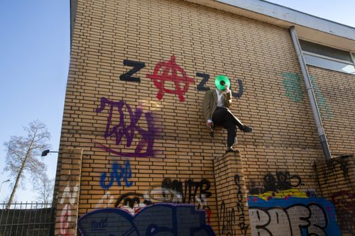 Club Duif ft NAUSYQA – ZAZOU een jazzy punkverhaal over jong zijn in een turbulente tijd