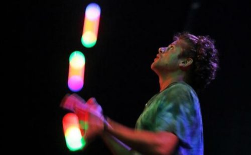 Juggling Percussion door Júlio Pimentel