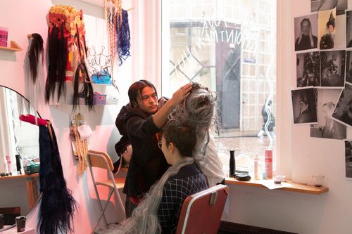 Para-siting: phANTASMAL HAIRSALON