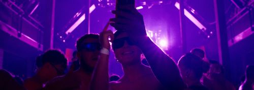 TikTok Ravers en de drang om alles online te delen